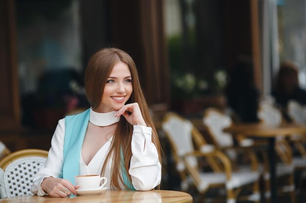 красивая молодая женщина в кафе с кофе