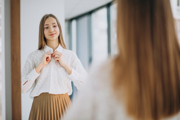 鏡を見てカジュアルな服装でかなり若い女性