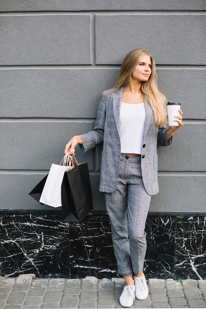 Free photo pretty young woman in casual outfit