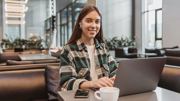 コーヒーブレイクを楽しんでいるかなり若い女性