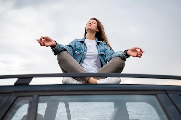 Foto gratuita donna abbastanza giovane che gode del viaggio su strada