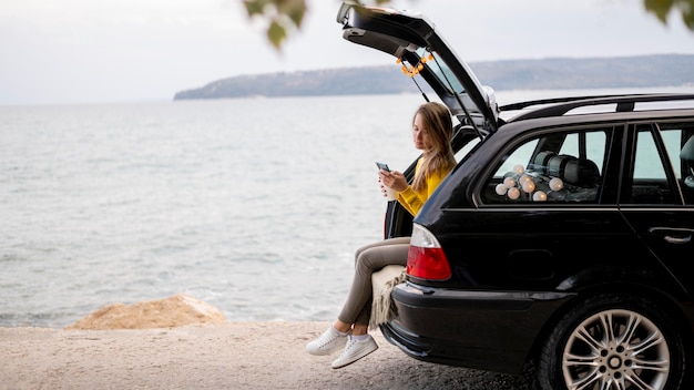 Free photo pretty young woman enjoying road trip