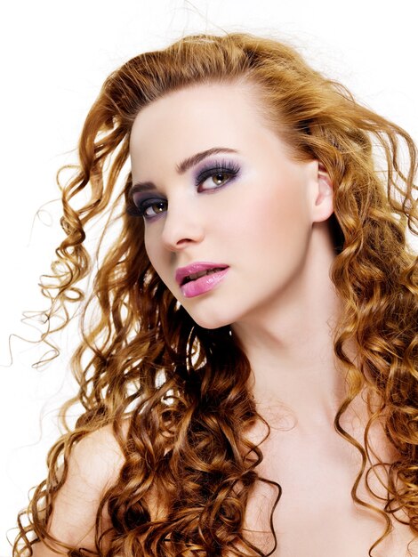 긴 아름다움 머리카락과 세련된 보라색 메이크업 예쁜 젊은 여자 얼굴-흰색에 고립