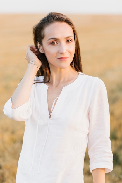 Foto gratuita giovane donna graziosa nella posa della natura