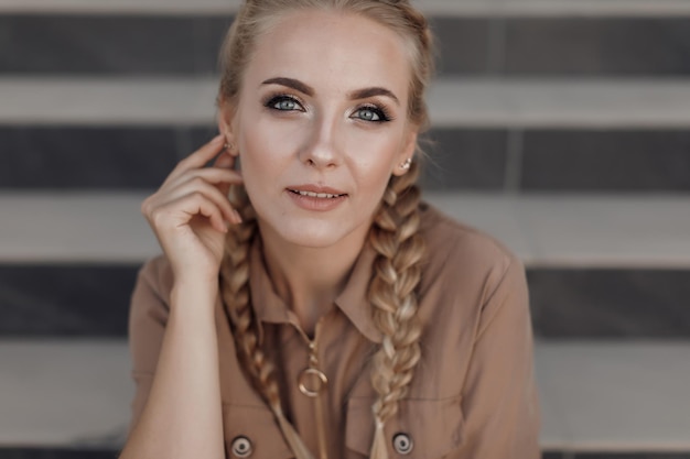 Free photo pretty young woman portrait indoor