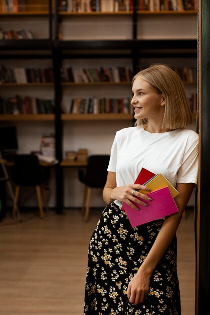 図書館でポーズをとるかなり若い女性