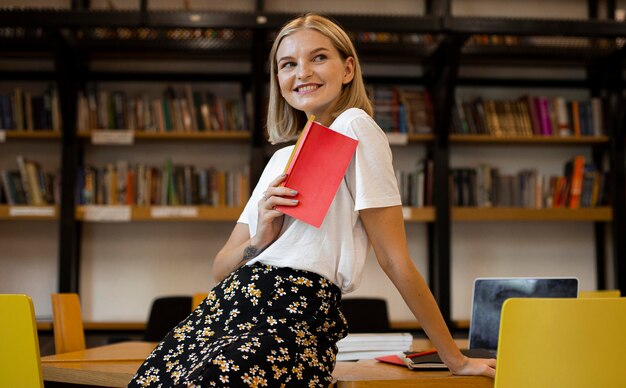 図書館でポーズをとるかなり若い女性