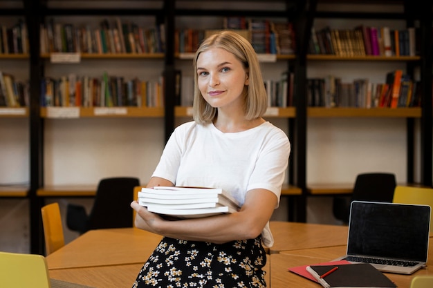 Foto gratuita bella giovane donna in posa in biblioteca