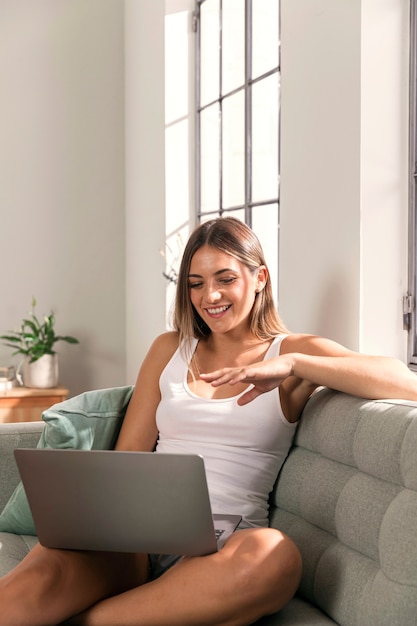 Foto gratuita bella giovane donna in un momento di relax a casa