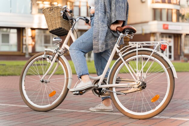 自転車に乗るかなり若い女性