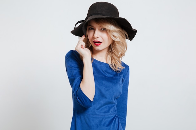 Free photo pretty young woman wearing hat posing