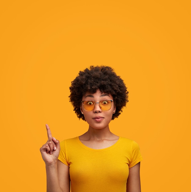 Free photo pretty young woman with curly hair