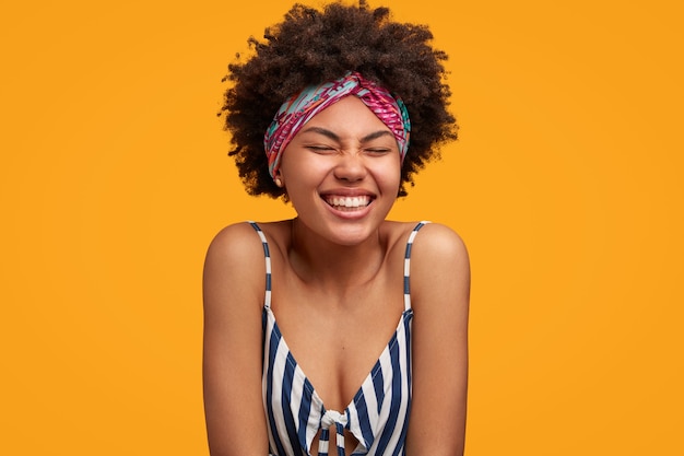 Free photo pretty young woman with curly hair