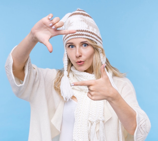 無料写真 冬の帽子を持つかなり若い女性