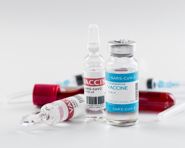 Бутылки с профилактической вакциной против коронавируса