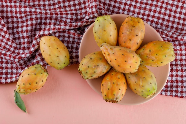 Free photo prickly pears in a plate on picnic cloth