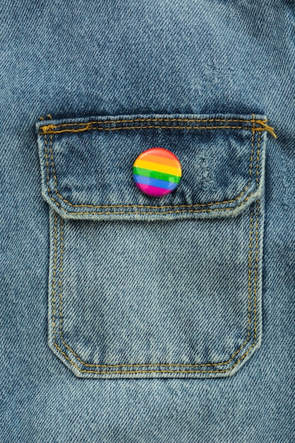 Foto gratuita primo piano del bottone dei jeans di giorno della società di orgoglio lgbt