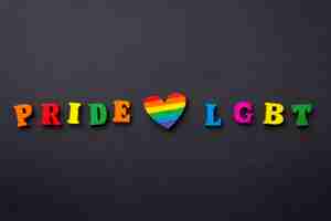 Foto gratuita pride love lgbt scritto con lettere colorate