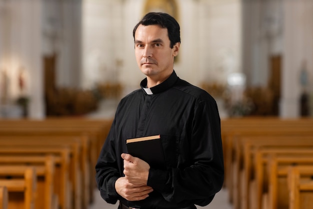 Foto gratuita sacerdote all'interno dell'edificio della chiesa