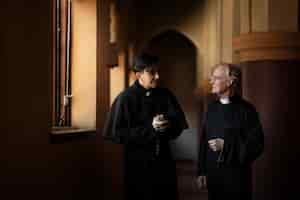 Бесплатное фото Священники молятся вместе в церкви