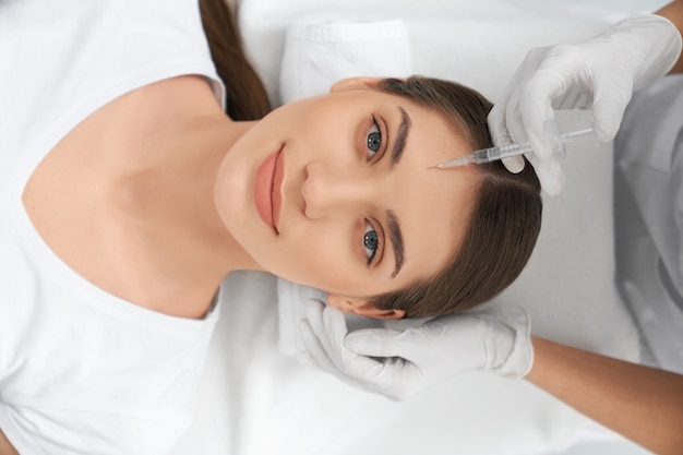 Процедура улучшения кожи лица в косметологе