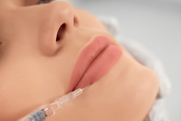 Foto gratuita procedura di aumento delle labbra in un salone professionale