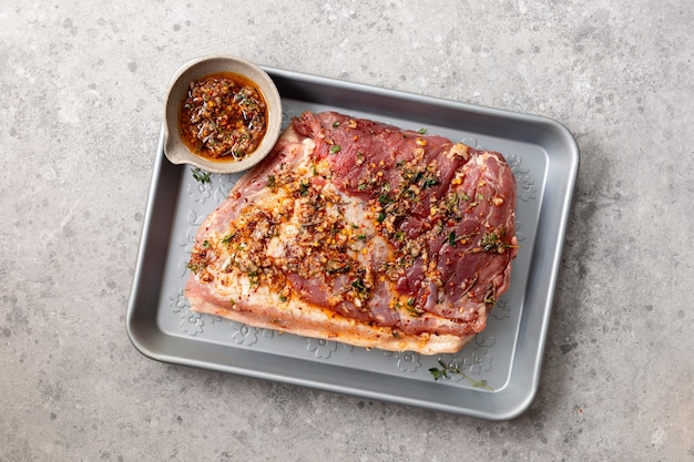 Foto gratuita il processo di cottura della porchetta fatta in casa da carne di maiale cruda