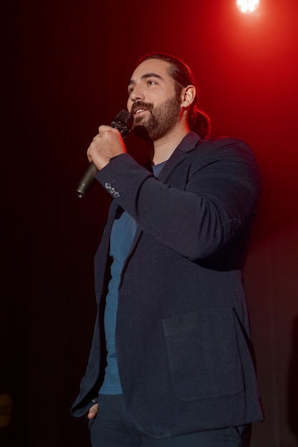 Foto gratuita il processo di creazione di stand up comedy