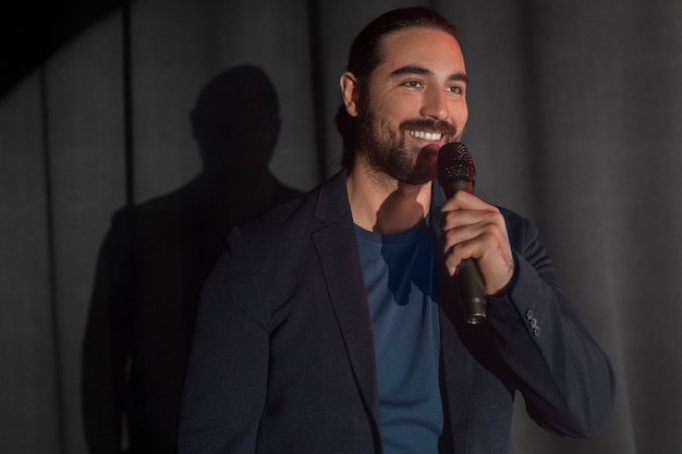 Foto gratuita il processo di creazione di stand up comedy