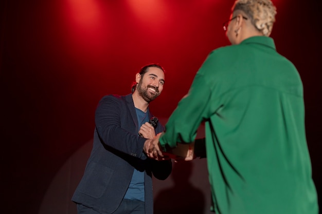 Foto gratuita il processo di creazione di stand up comedy