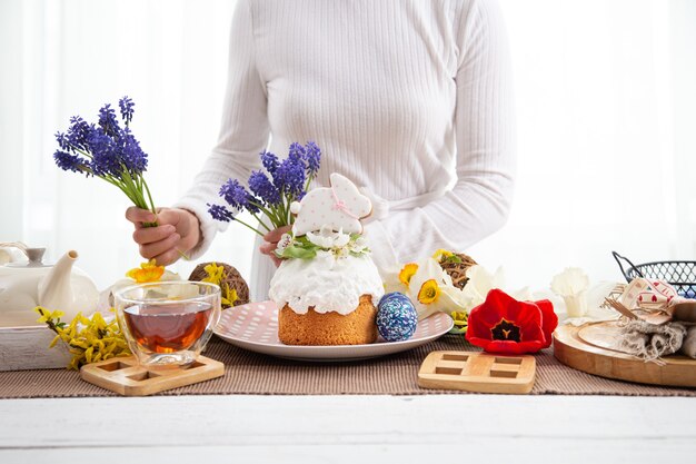 부활절 축하를 위해 축제 테이블을 꽃으로 장식하는 과정.