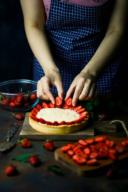 イチゴのタルトを作るプロセス
