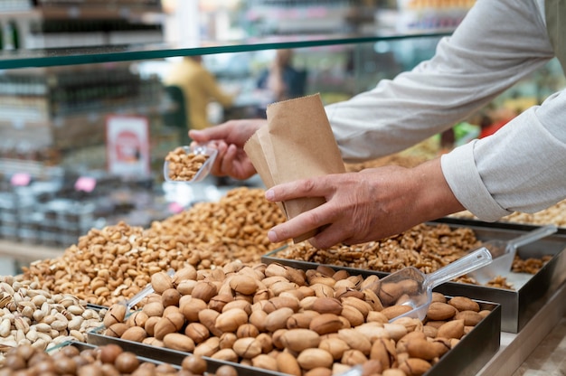 Бесплатное фото Продюсер в своем магазине с разными вкусностями