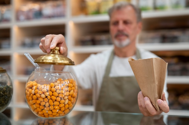 Produttore nel suo negozio con cibi freschi