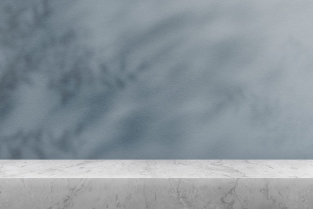 Foto gratuita sfondo del prodotto, piano del tavolo in marmo vuoto con parete blu e ombra vegetale
