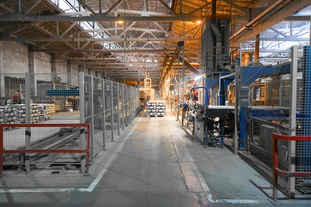 생산 제조 관광 내부 견학 도기 타일 제조 공장 컨베이어 벨트가 있는 도기 타일 제조 공장