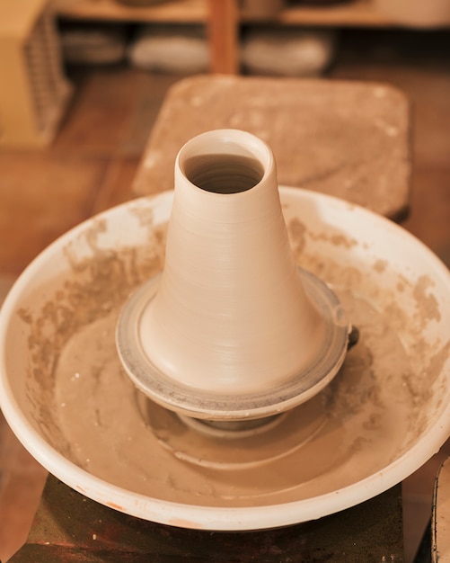 陶器製ホイールによる陶器の製造工程