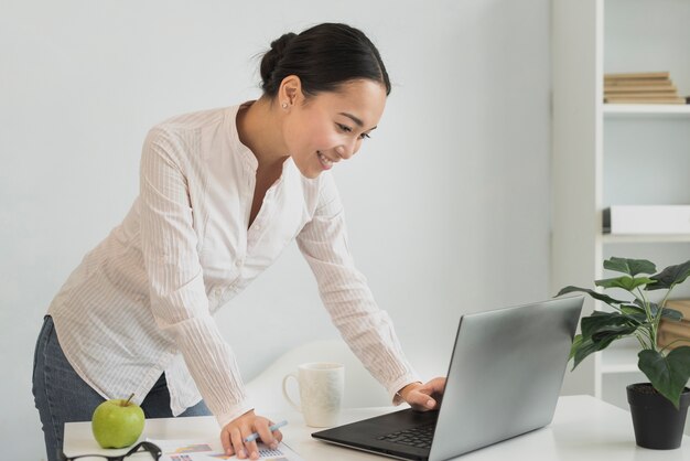 デスクで生産的な女性