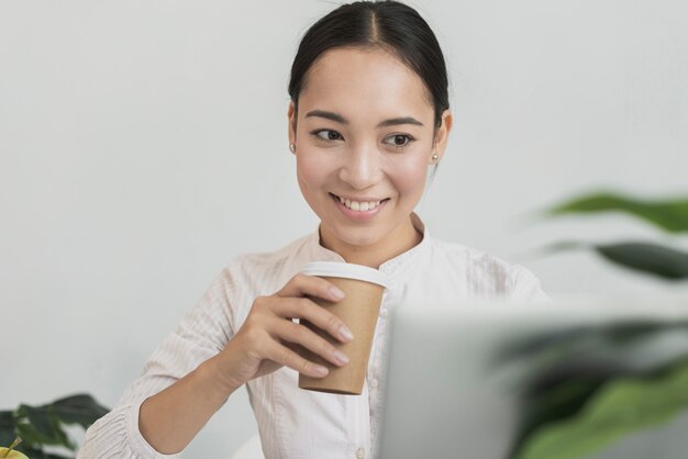 生産的な女性がコーヒーを飲む