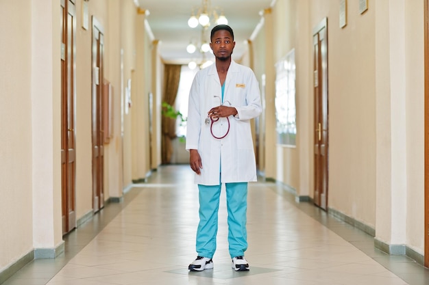 病院のプロのアフリカ人男性医師医療ヘルスケア事業とアフリカの医師サービス