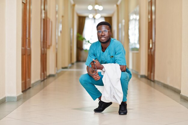 Профессиональный африканский врач-мужчина в больнице Медицинский бизнес и врачебная служба Африки