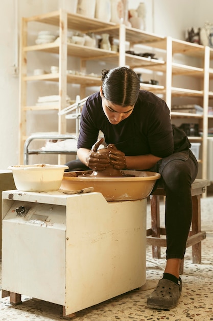 Foto gratuita lavoro artigianale professionale in officina