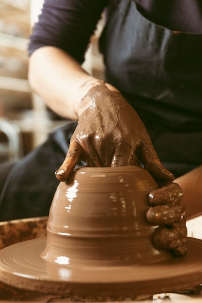 Foto gratuita lavoro artigianale professionale in officina