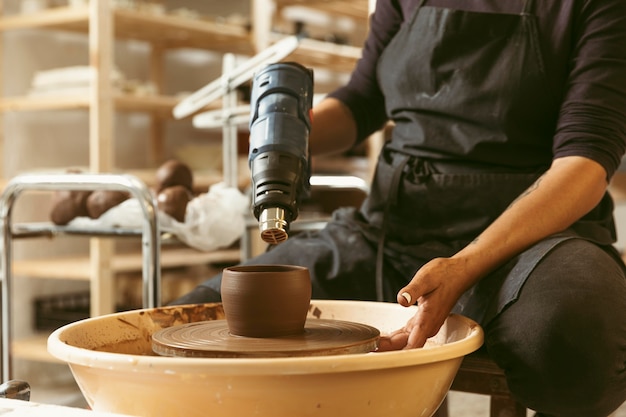 Foto gratuita lavoro artigianale professionale in officina