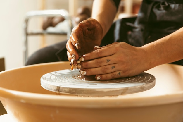 Foto gratuita lavoro artigianale professionale in officina