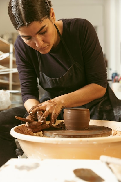 Foto gratuita lavoro artigianale professionale in officina