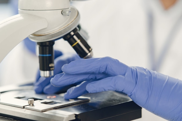현미경, 전문성에 혈액 샘플을 넣는 전문 세균 학자 Covid-19, 백신 생성 개념.