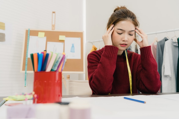 무료 사진 패브릭 스케치 작업 전문 아름다운 아시아 여성 패션 디자이너