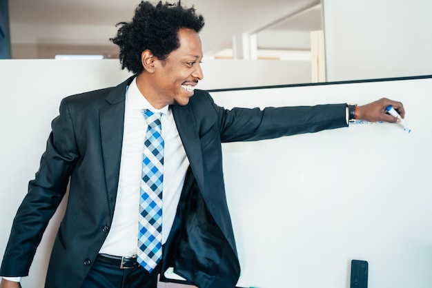 Foto gratuita uomo d'affari professionista che mostra o indica qualcosa sulla lavagna durante una riunione d'affari. concetto di affari.