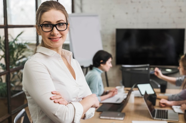 Foto gratuita imprenditori professionisti che hanno una riunione di strategia al chiuso